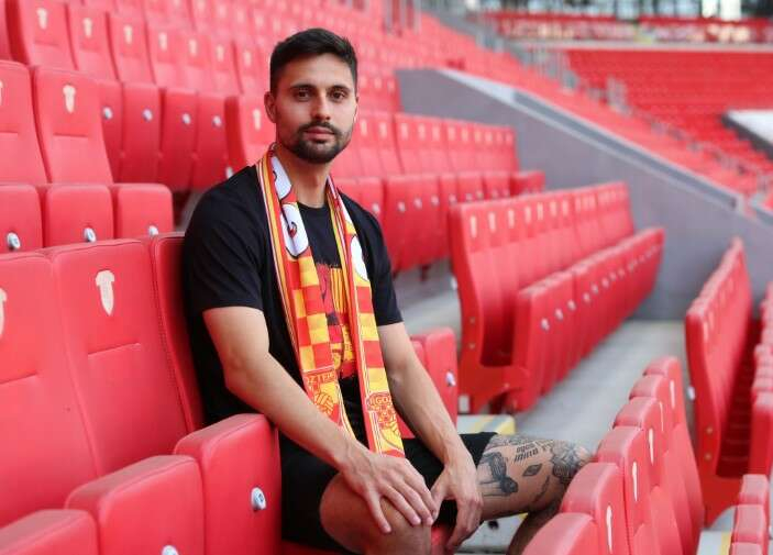 Trendyol 1. Lig ekiplerinden Göztepe’ye Kasımpaşa’dan transfer olan Tarkan Serbest, İtalya kampında Göztepe’nin mobil uygulamasına önemli açıklamalarda bulundu. Sezona iyi bir başlangıç yapmak için çok çalıştıklarını vurgulayan Göztepe’nin orta saha oyuncusu Tarkan Serbest, “Sakaryaspor maçına odaklanıyoruz. Lige güzel ve iyi bir başlangıç yapmak istiyoruz” dedi.