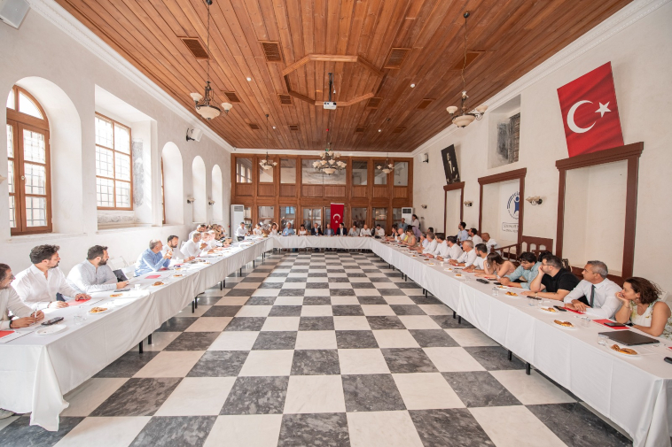 İzmir Büyükşehir Belediye Başkanı Tunç Soyer, Batı Anadolu Sanayici ve İş İnsanları Dernekleri Federasyonu’nun (BASİFED) Portekiz Sinagogu’nda düzenlenen toplantısına katıldı. Toplantıda konuşan Başkan Tunç Soyer, Lozan Antlaşması’nın 100. yılına değinerek, “Türkiye Cumhuriyeti’nin kuruluşundan önce imzalanan barış antlaşması. Ama bu barış antlaşması aynı zamanda Türkiye’nin tam bağımsızlığının tescil edildiği bir barış antlaşması. Bu hepimiz için doğuş belgesi. Cumhuriyet ne kadar bizim hayatımızda önemli ise Lozan da bir o kadar önemli. Çünkü Lozan Antlaşması olmadan Cumhuriyet olamazdı. Lozan, 1950 yılına kadar ‘Lozan Bayramı’ diye kutlanmış. 1950’den itibaren iktidar değişince, İnönü’ye fayda sağlar diye o günkü iktidar bunu kutlamaktan vazgeçmiş. Yani siyasete alet edilmiş. Biz İzmir olarak Lozan’ı her yıl bayram olarak kutlayacağız. Dilerim ki Türk milleti de Lozan’ın önemini bir gün İzmir kadar anlar. Milletçe bir milli bayram olarak kutlamaya devam ederiz” dedi.