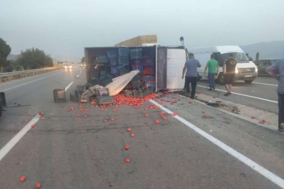 İzmir'de feci kaza! Kamyonetle otomobil çarpıştı 