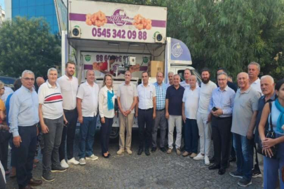 İYİ Parti Bornova vatandaşlara aşure dağıttı