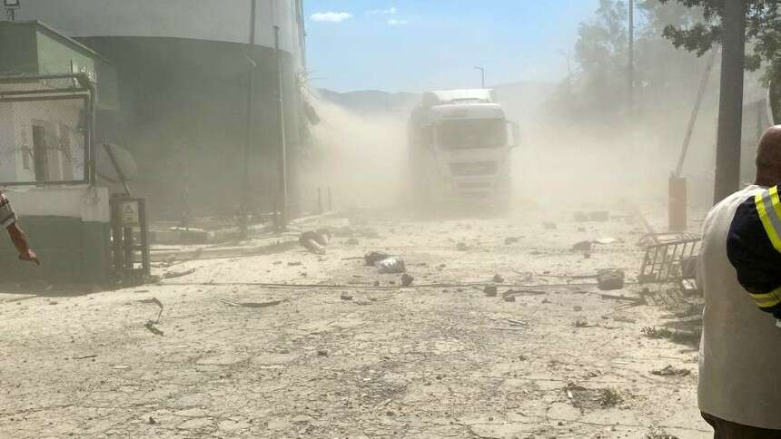 İlçenin sahil kesiminde saat 14.40 sıralarında TMO Kocaeli Başmüdürlüğü liman silosunda henüz belirlenemeyen nedenle patlama oldu.