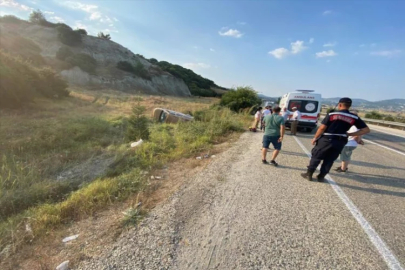 Uşak'ta kaza! Araç tarlaya devrildi