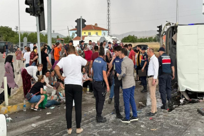 Afyonkarahisar'da midibüs devrildi! Çok sayıda yaralı var...