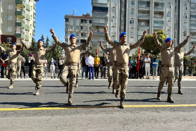 Komandolar cadde ortasında zeybek gösterisi yaptı