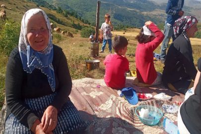 Posof'un bilmece ninesi neşe saçıyor