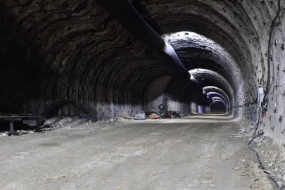 İzmir'de Onat Tüneli yolu yarıladı