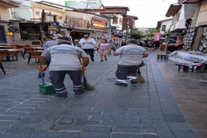 Antalya sokaklarında temizlik mesaisi