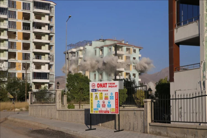 Deprem bölgesinde ağır hasarlı bina yıkıldı