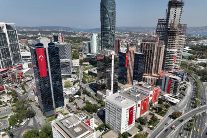 İstanbul'da gökdelenler Türk Bayrakları ile süslendi