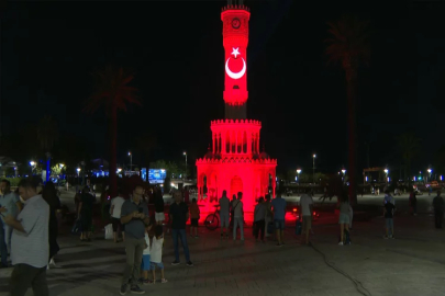 İzmir, Türk bayrağı temasıyla ışıklandırıldı