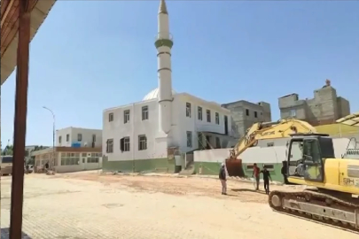 Depremde ağır hasar alan cami yıkıldı