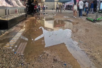 İzmir’i yine sağanak yağış vurdu