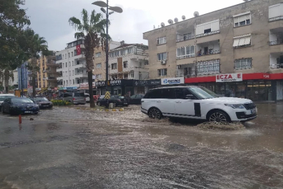 Aydın'da yağış etkili oldu: Yollar göle döndü