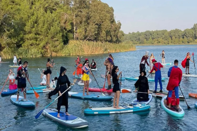 Adana’da kostümlü kano festivali renkli görüntüler oluşturdu