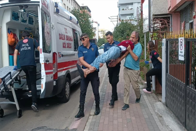 Sinir krizi geçiren adam kelepçelenerek ambulansa taşındı