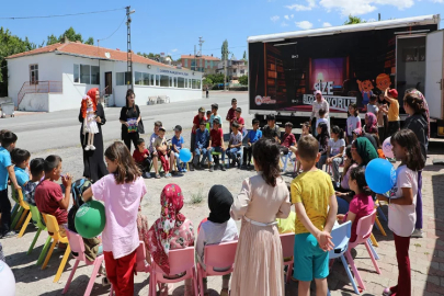 Kayseri Talas’ın gezici kütüphanesi yola devam ediyor