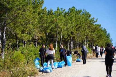 Bilecik'te çevreci etkinlik: Çöp toplayarak dikkat çektiler