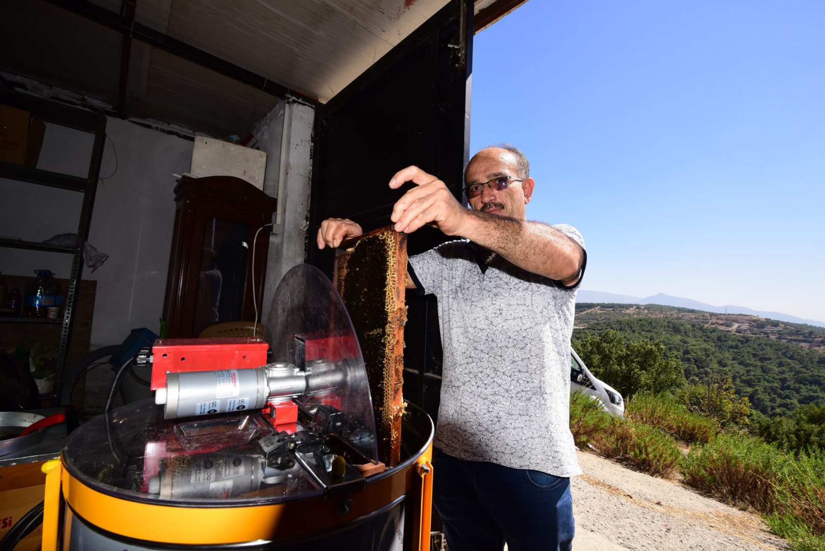 Bornovalı arıcılarda hasat mutluluğu (1)