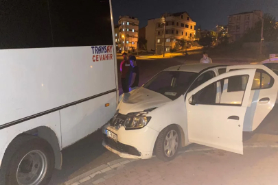 Kocaeli’de otomobil ile servis minibüsü çarpıştı