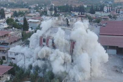 Hatay'da ağır hasarlı bina yerle bir oldu