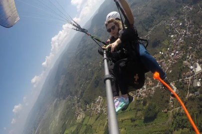 Yüksek yamaçlardan uçarak adrenalin yaşıyorlar