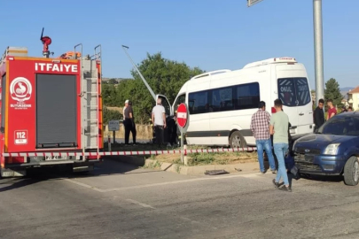 Denizli’de kaza: Kontrolden çıkan okul servisi iki araca çarptı