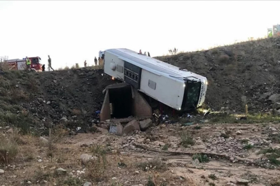 Erzurum'da otobüs şarampole devrildi