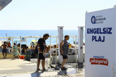 Antalya'da Engelsiz Plaj engelli turistlerin de gözdesi oldu