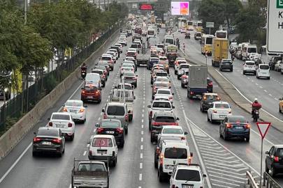 İstanbul'da beklenen yağış başladı, Anadolu Yakası’nda trafik kilitlendi