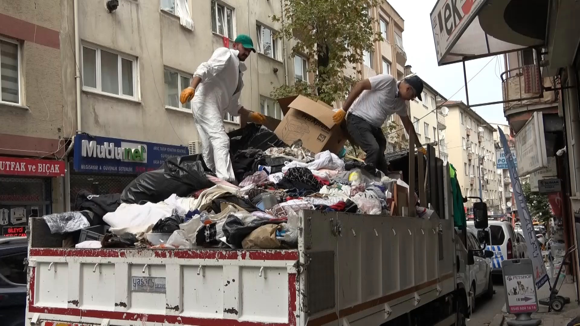 Sokak sokak çöp topladı (2)