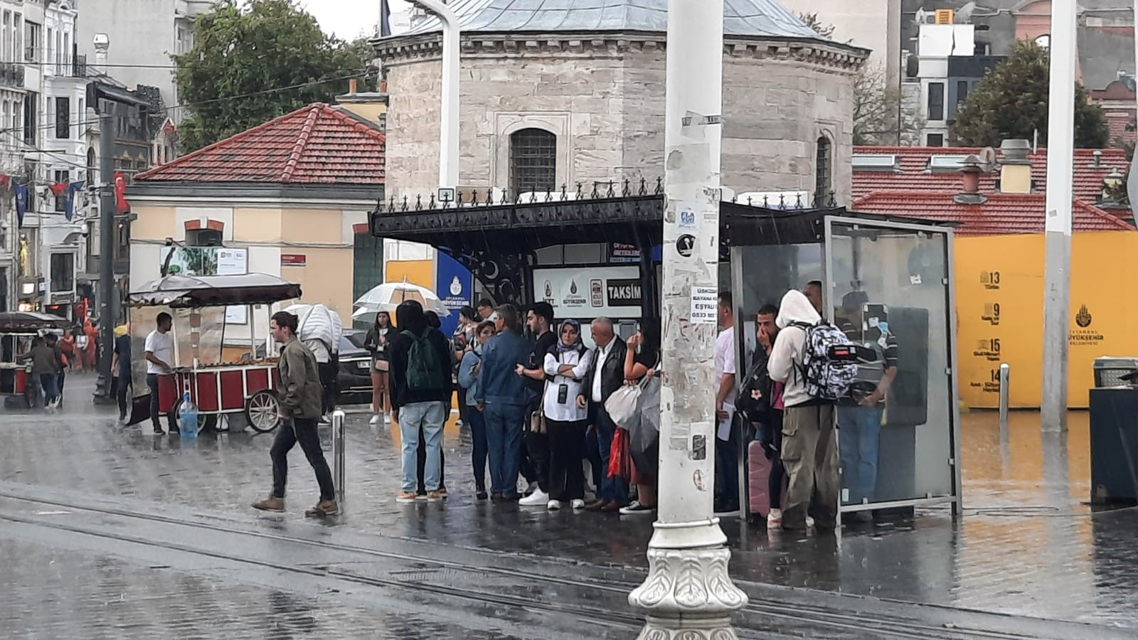 Taksim'de yağmur etkili oldu (1)