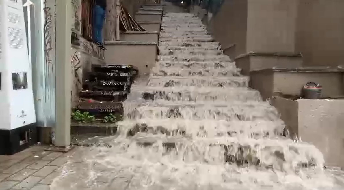 Taksim'de yağmur etkili oldu (2)