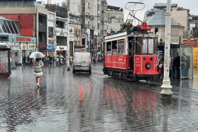 Taksim'de yağmur etkili oldu! Vatandaşlar zor anlar yaşadı