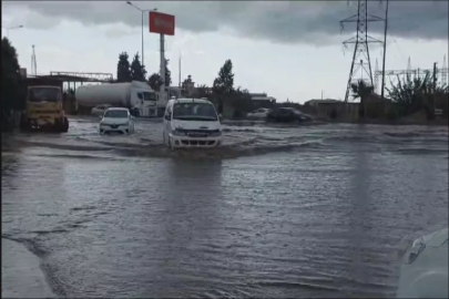 Hatay’da şiddetli sağanak: Caddeler göle döndü