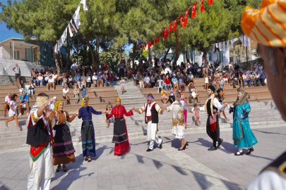 Çeşme festivalle renklendi: ‘Sakız güzelleri’ yarıştı, en iyi ‘Çeşme Kavunu’ seçildi