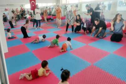 Antalya’da bebekler emekleyerek yarıştı