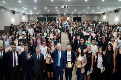 Rektör Budak, başarılı öğrencilere plaket verdi