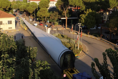 Ödemiş’te dev rüzgâr kanatları şehir merkezinden geçti