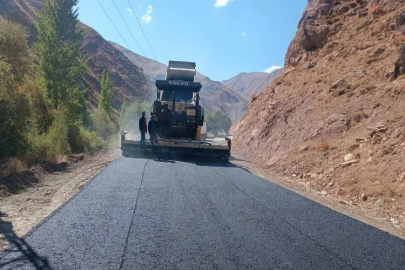 Hakkari’deki köylerin yolları asfaltlanıyor