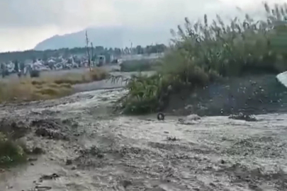 Hatay'da şiddetli yağış: Dere yatakları taştı