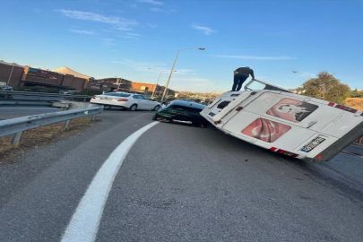 İzmir'de bir servis aracı otomobilin üzerine devrildi: 7 yaralı