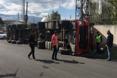 Kocaeli’de virajı alamayan tır, fabrika duvarını yıktı