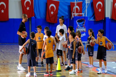 Muğlalı çocuklara basketbol aşkını aşılıyorlar