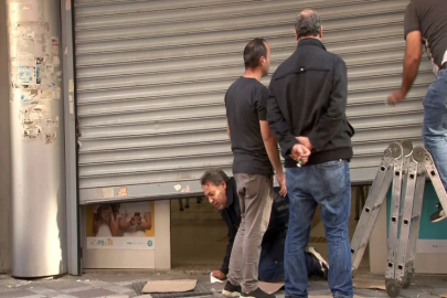 İstanbul'da PTT kapısı bozuldu... Vatandaş sürünerek girip çıktı