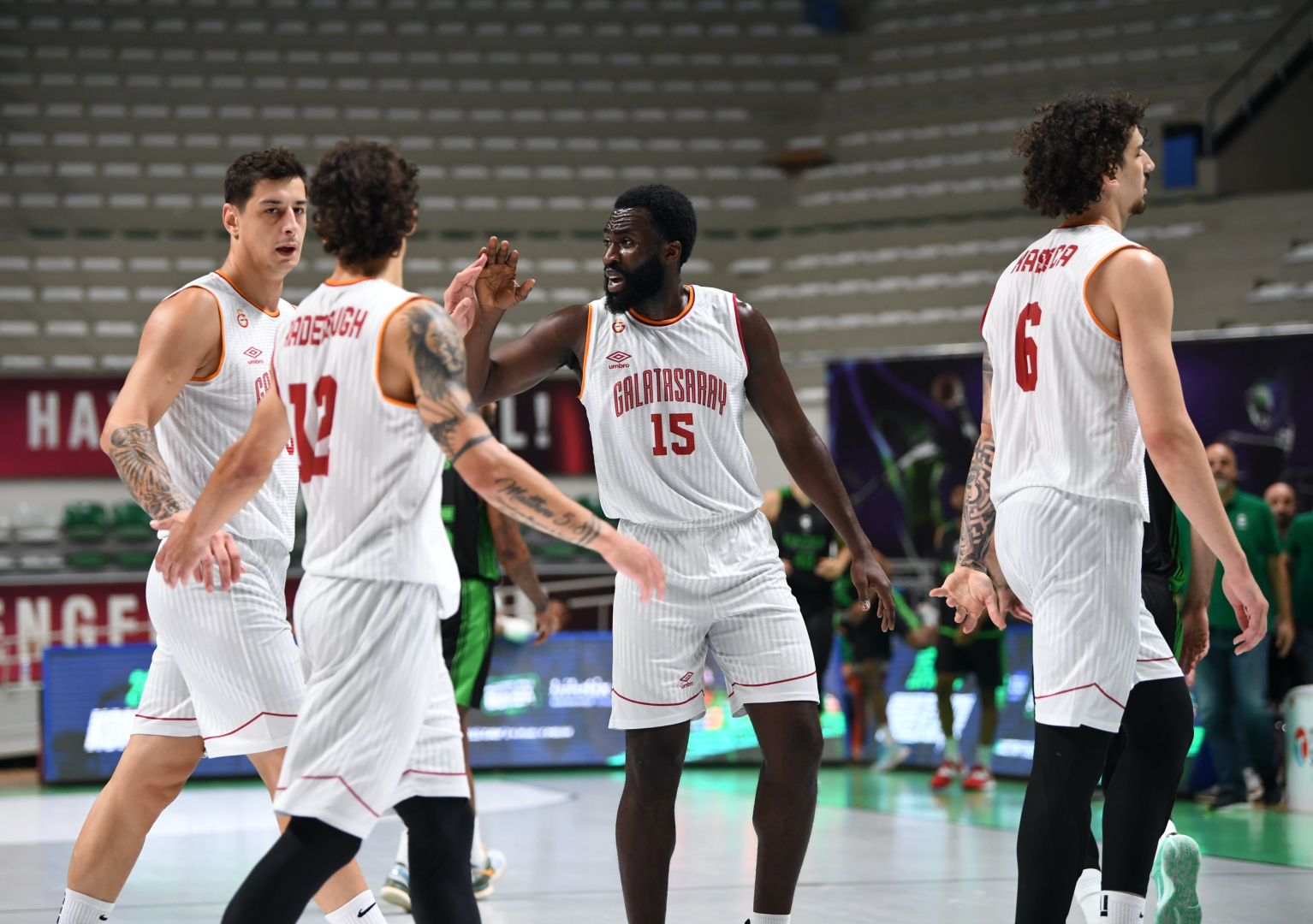 Türk basketbolcular takıma önemli katkı sağlıyor (2)000