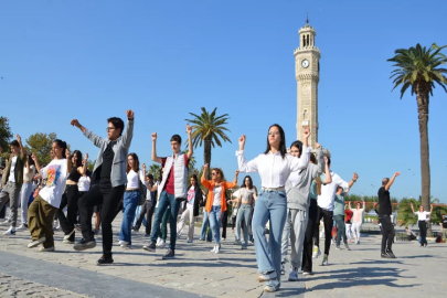 İzmir’de 100. yıl coşkusu 100 Zeybek ile başladı