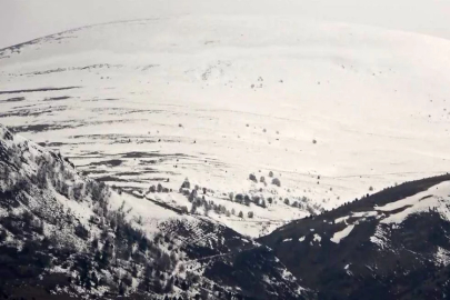 Ardahan'da Posof dağlarına kar yağdı