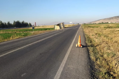 Afyonkarahisar’da şeker pancarı yüklü tır tarım arazisine devrildi