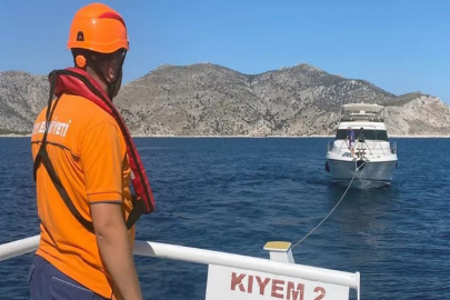 Marmaris açıklarında sürüklenen lüks tekne kurtarıldı