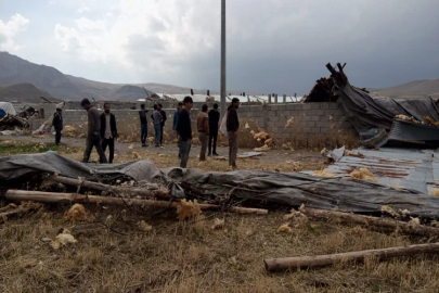 Van’da oluşan hortum çiftliği yerle bir etti